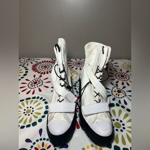 Women's Converse Chuck Taylor All Star White Platform Boot-Size 11